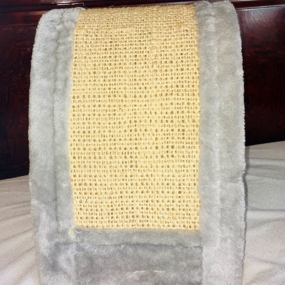 NEW so cute pet house, never used. - Picture 2 of 4